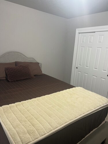 Wonderful 3-bedroom pet friendly house with fully fence back yard in Nampa