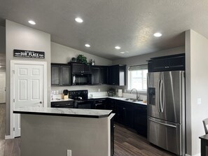 Fridge, microwave, oven, dishwasher - Wonderful 3-bedroom pet friendly house with fully fence back yard in Nampa (Nampa)