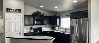 Wonderful 3-bedroom pet friendly house with fully fence back yard in Nampa