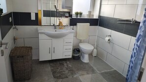 Shower, towels - Modern loft apartment No. 3 with terrace (Aurich)
