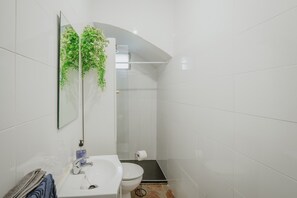 Shower, hair dryer, towels - Holiday Home 'Pisito Del Pueblo' with Wi-Fi and Air Conditioning (Navaluenga)