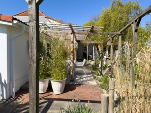 Terrace/patio - Stylish vacation apartment for 2 people in Friederikensiel with garden access, cozy living area, fully equipped kitchen and quiet location near the North Sea. (Wangerland)