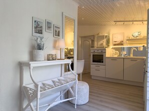 Interior - Stylish vacation apartment for 2 people in Friederikensiel with garden access, cozy living area, fully equipped kitchen and quiet location near the North Sea. (Wangerland)