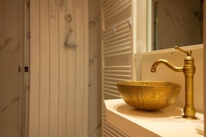 Shower, hair dryer - Stylish vacation apartment for 2 people in Friederikensiel with garden access, cozy living area, fully equipped kitchen and quiet location near the North Sea. (Wangerland)