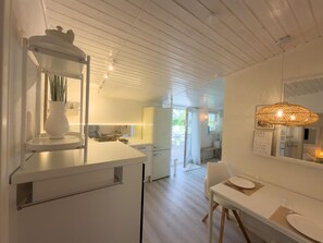 Kaffetrakter/tekoker, kjøleskap, mikrobølgeovn og ovn