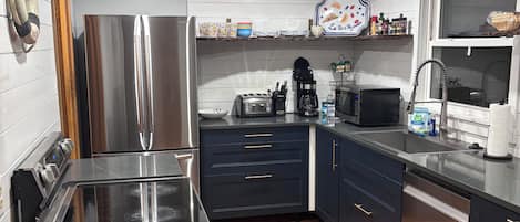 Refrigerador, microondas, horno, placa de cocina