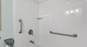 Secadora de cabello, toallas, jabón, shampoo 
