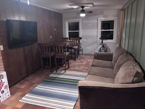 Smart TV, chimenea, videojuegos y libros 