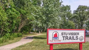 Un cartel para los SENDEROS STU VISSER en un parque.
