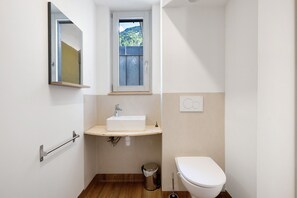 Shower, towels - Room 6 – Le Toit Vert Hostel: Simple, Welcoming Stay in the Heart of Town (Moûtiers)