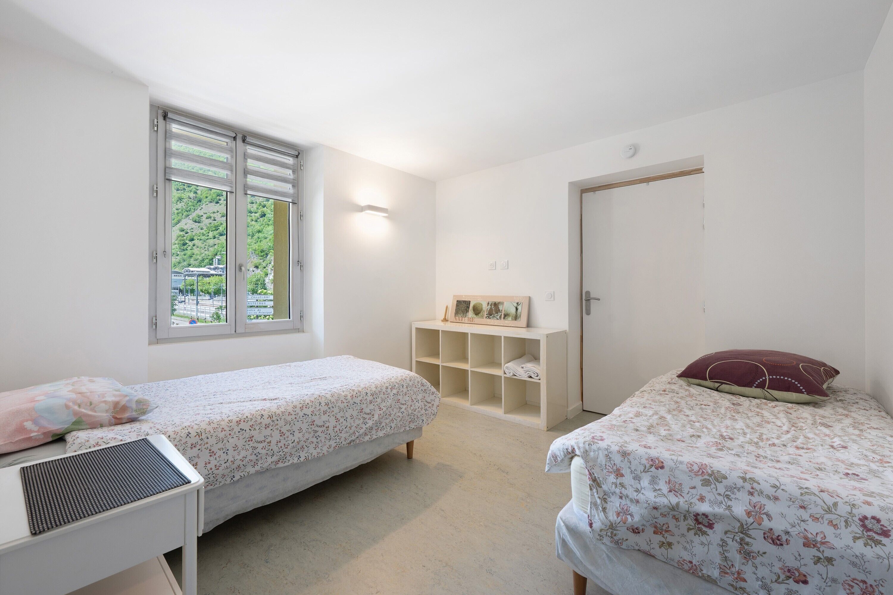 Tabla de planchar con plancha, wifi y ropa de cama 