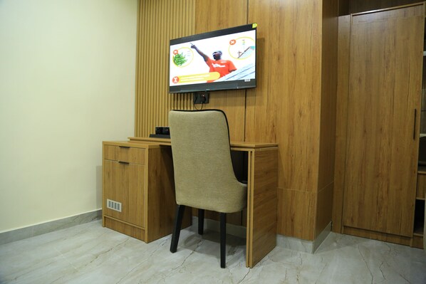 Habitación individual estándar | Área de sala de estar | Smart TV de 45 pulgadas con canales vía satélite y Netflix 