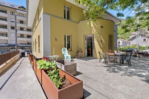 Outdoor dining - Room 5 – Le Toit Vert Inn: Space and Sharing in Moutiers (Moûtiers)