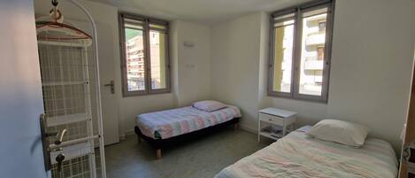 Tabla de planchar con plancha, wifi, ropa de cama