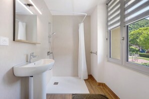 Shower, towels - Room 5 – Le Toit Vert Inn: Space and Sharing in Moutiers (Moûtiers)