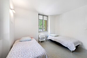 Iron/ironing board, WiFi, bed sheets - Room 5 – Le Toit Vert Inn: Space and Sharing in Moutiers (Moûtiers)