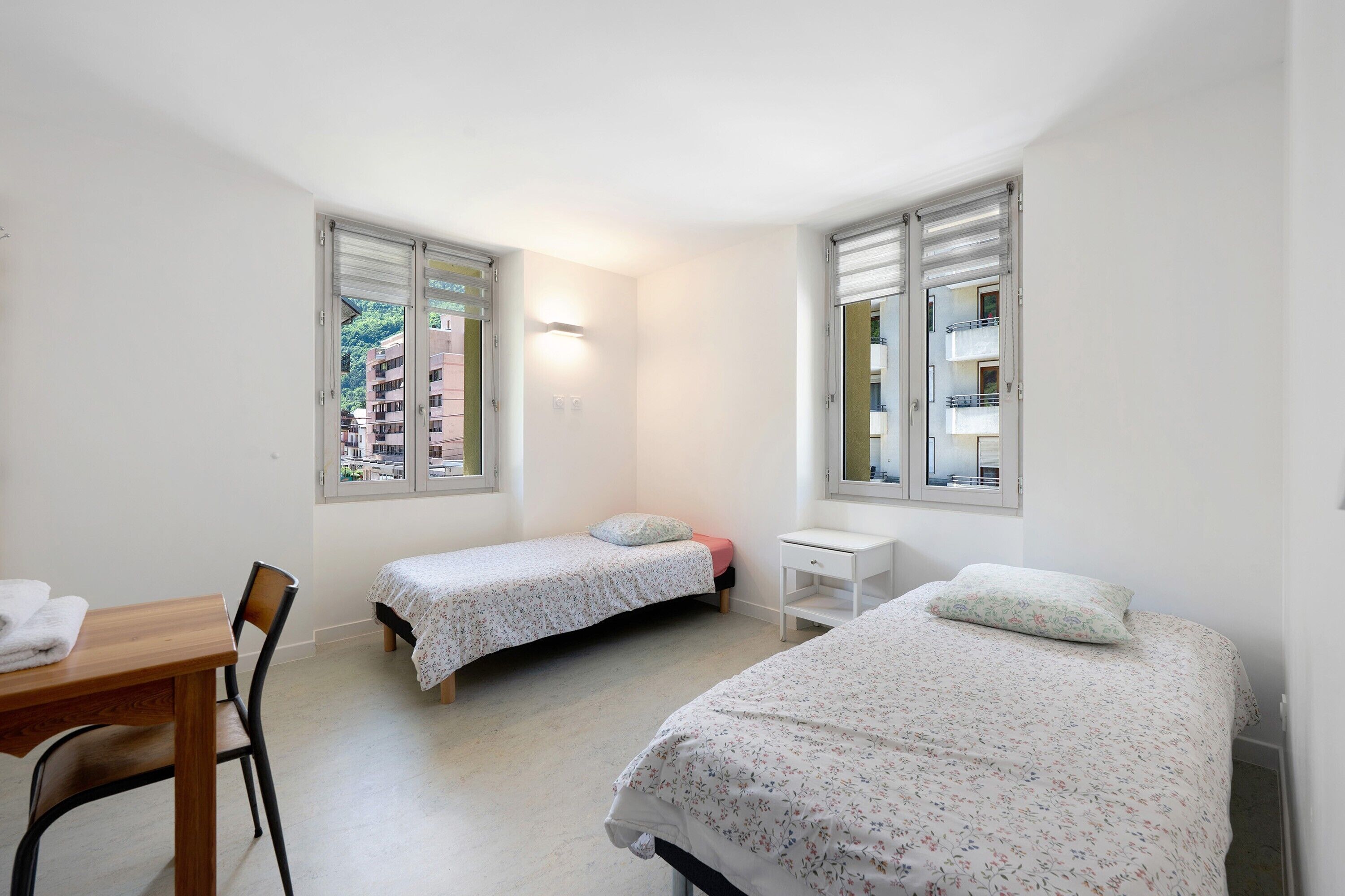 Tabla de planchar con plancha, wifi y ropa de cama 