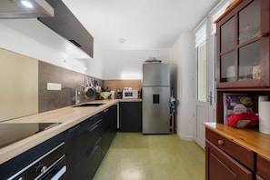 A compact kitchen with a microwave, refrigerator, and modern appliances. - Room 4 – L’Auberge Le Toit Vert: Space and Sharing in Moutiers (Moûtiers)