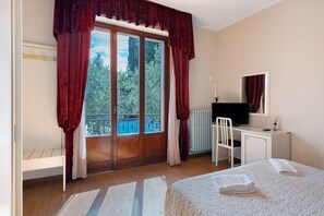 1 bedroom, WiFi, bed sheets - Room 'Acqua' with Shared Pool, Communal Garden and Wi-Fi (Le Vedute)