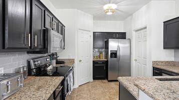 House, Multiple Beds, Pool Access, Garden View (Whetstone) | Private kitchen
