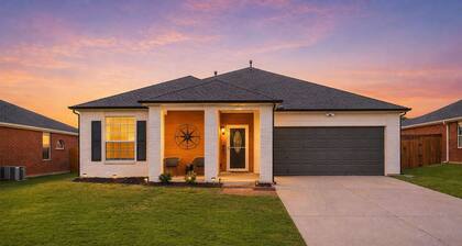 3/2 Cozy Home Near UNT & Twu-pool, Bbq, Gym, Games