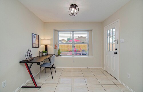 4BR Game Room + Firepit Sleeps 9 Near Eats