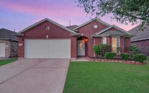 Exterior - 4BR Game Room + Firepit Sleeps 9 Near Eats (Houston)