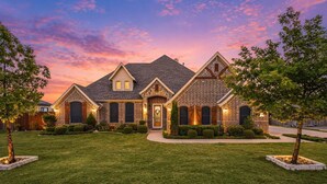 A residential house with a symmetrical facade, a central entrance, and a well-maintained lawn. - Heart of Ferris: 3-bd/2-ba With Pool, Patio & BBQ (Ferris)