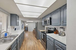 Private kitchen - Luxury Retreat in Carrollton - Pool, Patio & More (Carrollton)