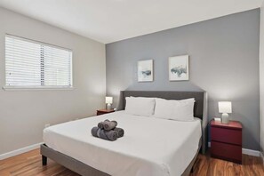 4 bedrooms - Luxury Retreat in Carrollton - Pool, Patio & More (Carrollton)
