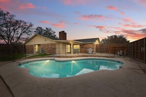 Outdoor pool - Luxury Retreat in Carrollton - Pool, Patio & More (Carrollton)