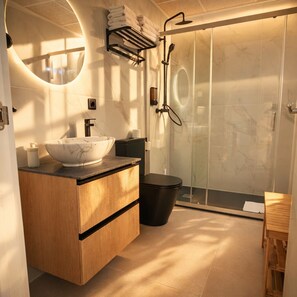 Shower, hair dryer, towels, soap - DozZze Julieta (Alicante)