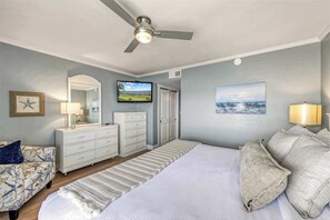 Peaceful Retreat – King Bedroom with Island Views & Serene Style - Dans Florida Condos Vista Bay at Runaway Bay (Bradenton Beach)