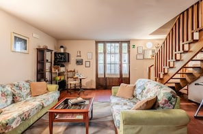 TV - Room 'Camera Taverna' with Shared Pool, Wi-Fi and Air Conditioning (Le Vedute)