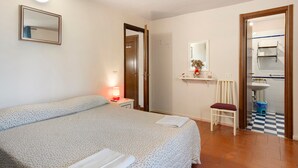 1 bedroom, WiFi, bed sheets - 'Camera Taverna' room with shared pool, Wi-Fi, and air conditioning (Le Vedute)