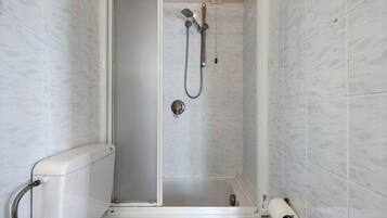 Un piccolo bagno chiuso con un water e un portasciugamani.