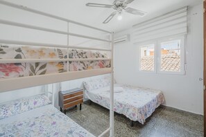 WiFi, bed sheets - Vacation Home 'Pisito De Pueblo II' with Mountain View, Wi-Fi, and Air Conditioning (Navaluenga)