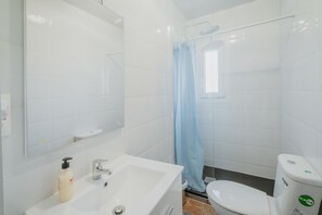 Shower, hair dryer, towels - Vacation Home 'Pisito De Pueblo II' with Mountain View, Wi-Fi, and Air Conditioning (Navaluenga)