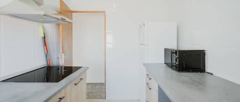 Kühlschrank, Mikrowelle, Herdplatte, Wasserkocher mit Kaffee-/Teezubehör