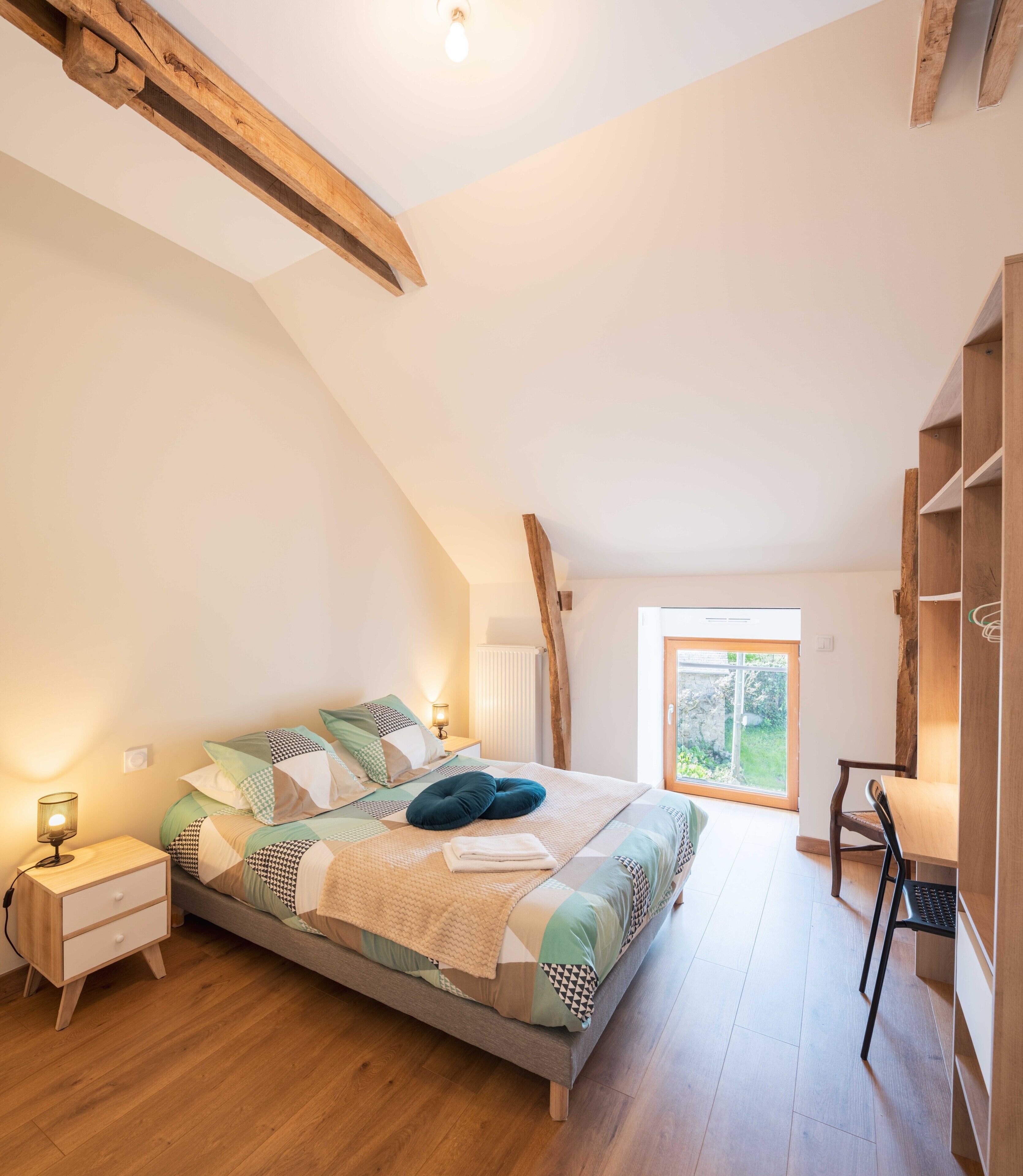 Tabla de planchar con plancha, wifi y ropa de cama 