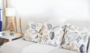 Tabla de planchar con plancha, wifi y ropa de cama 