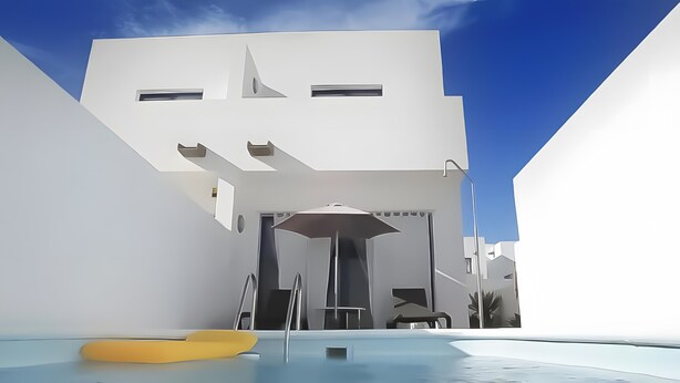 Un edificio moderno con piscina, una silla de lounge amarilla y una zona cubierta con una silla.