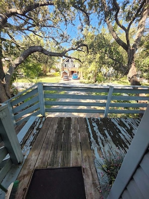 Terrace/patio - Lovely 2-bedroom stilt house with AC in charming Crystal Beach. (Palm Harbor)