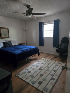 Room - Lovely 2-bedroom duplex with AC in charming Crystal Beach. (Palm Harbor)