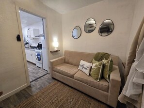 Smart TV, books - Private Studio, Private Patio, Private entrance w/kitchen near Beach & Downtown! (Long Beach)