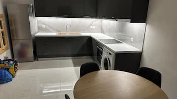 Fridge, oven, stovetop, coffee/tea maker