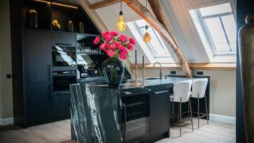 Deluxe penthouse | Privékeuken | Een kinderstoel