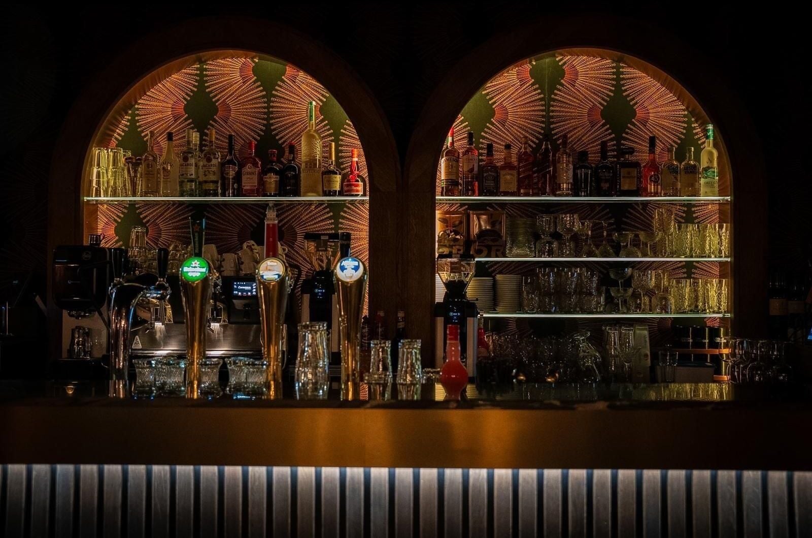 2 bars/lounges