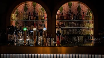 2 bars/lounges