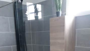 Douche, serviettes fournies, papier toilette